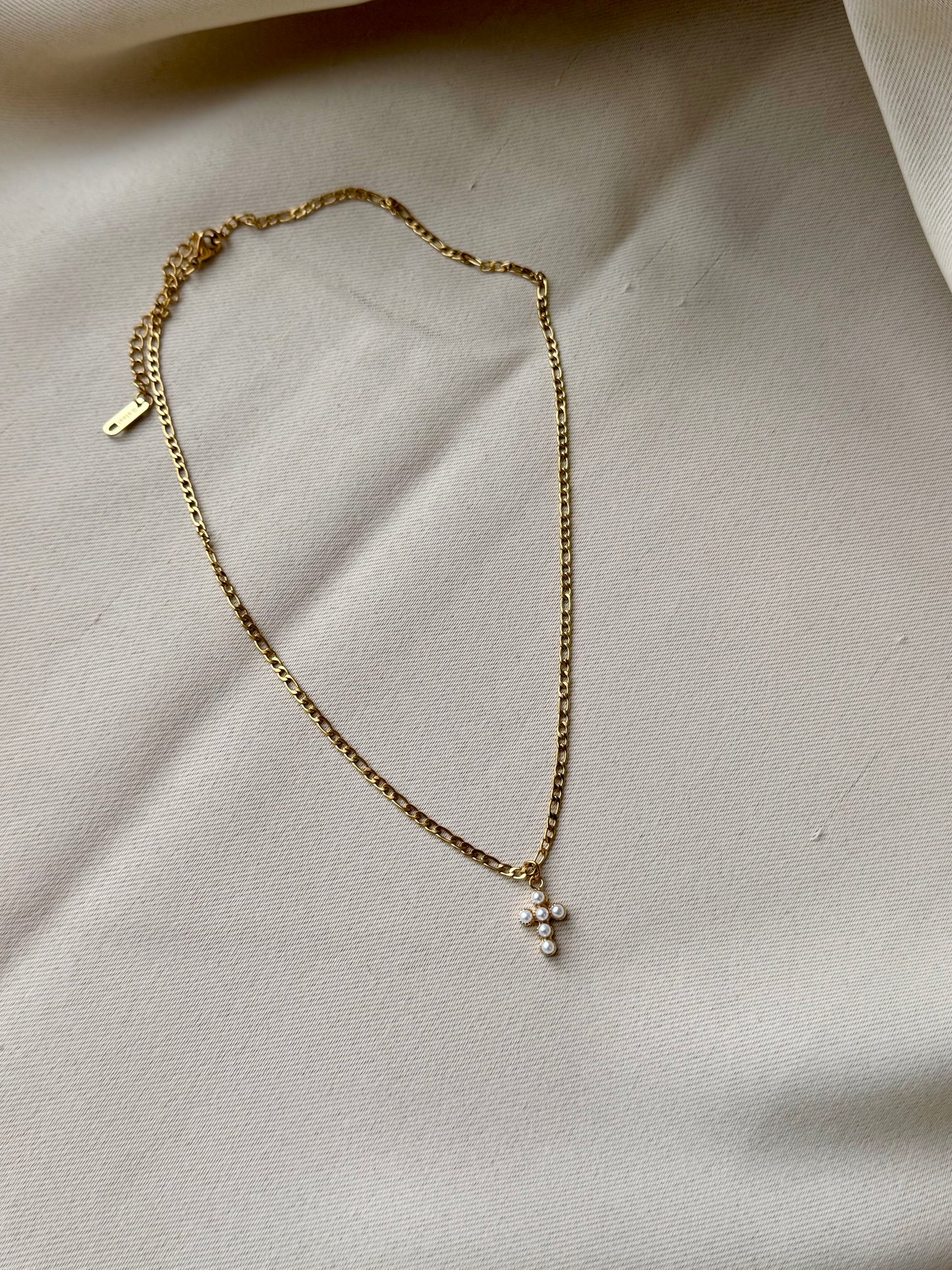 Perla cross necklace