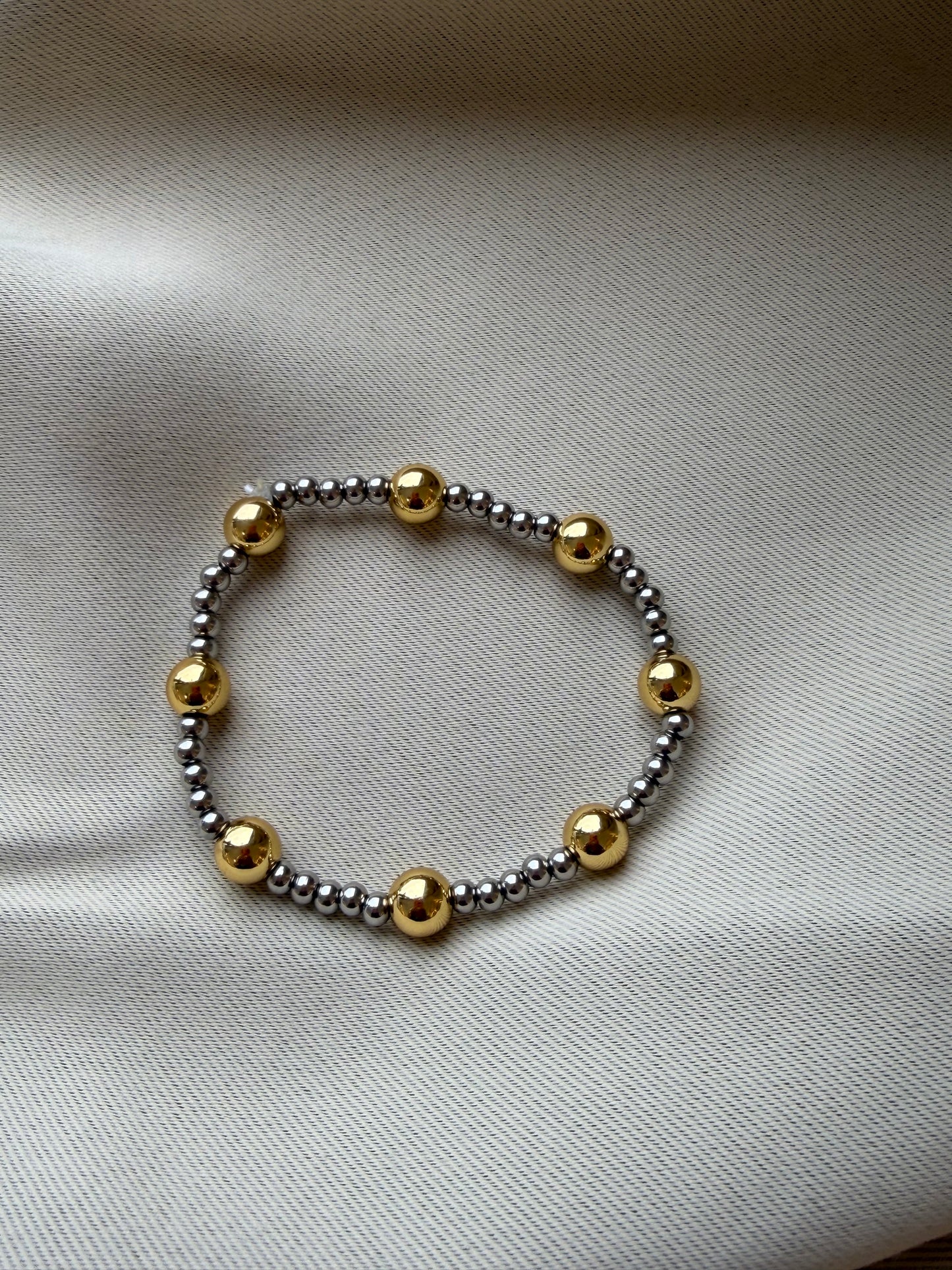 Elastic beaded bracelet