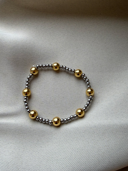 Elastic beaded bracelet