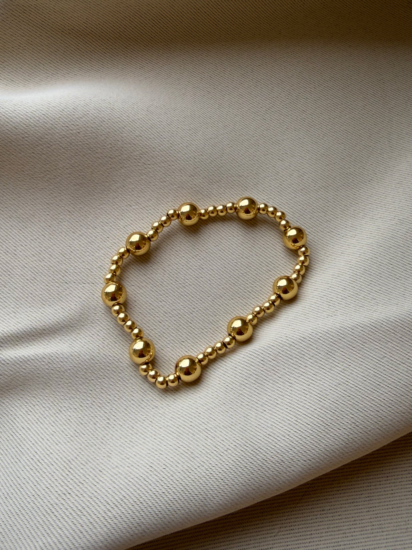 Elastic beaded bracelet